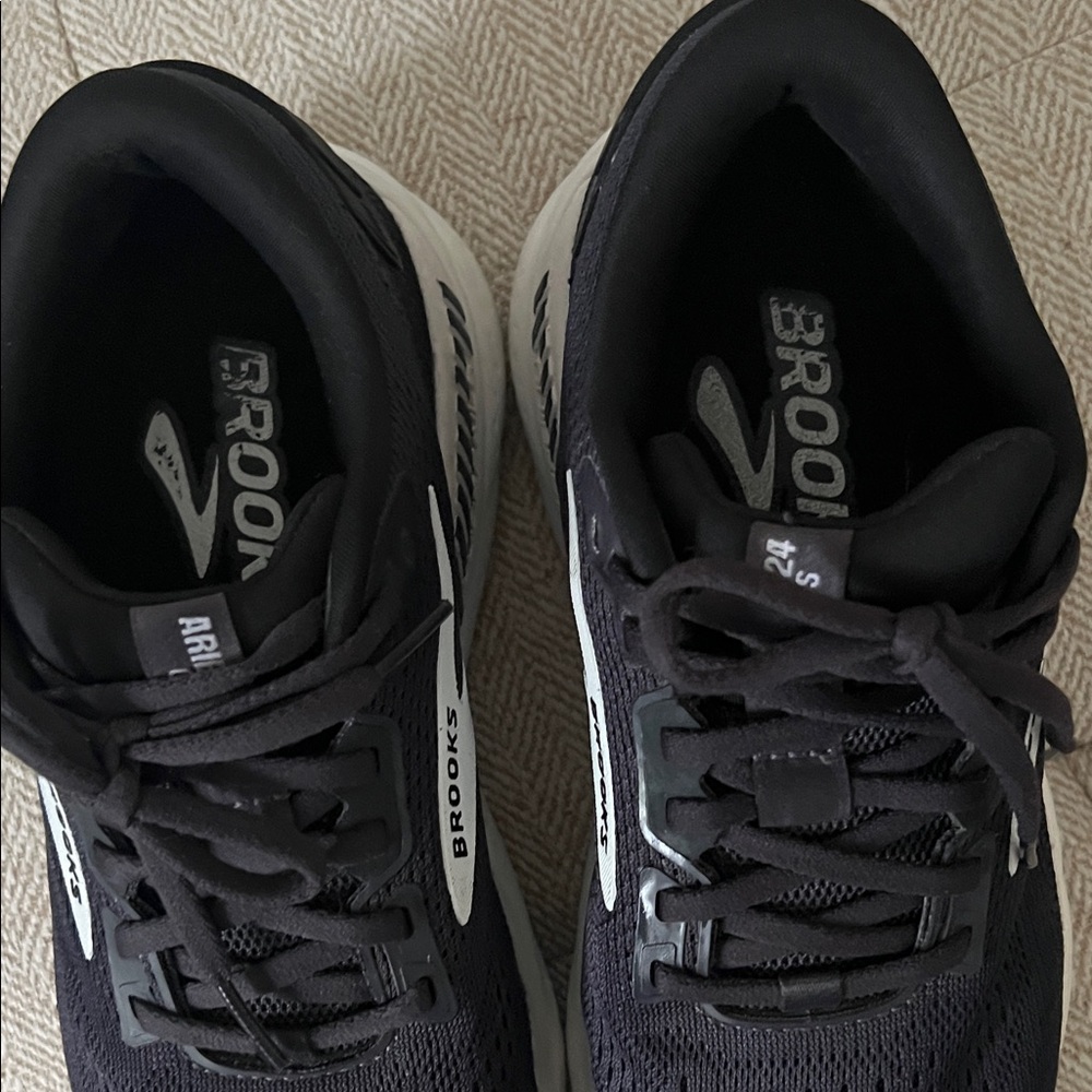 Brooks Ariel GTS 24 Black and White Running Shoes in Size 8 - Picture 9 of 15